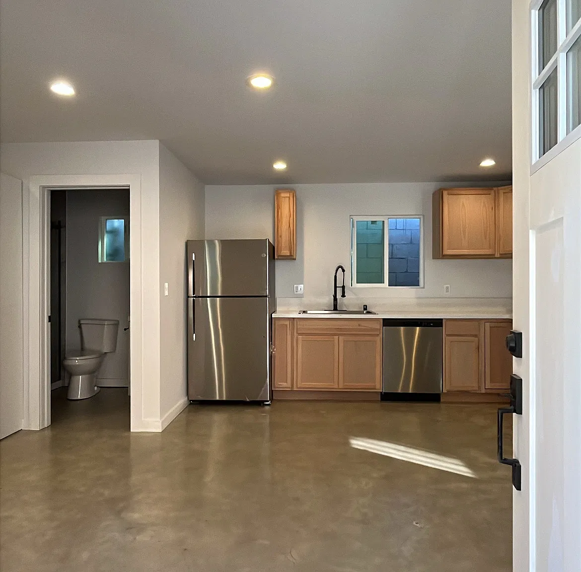 216 N Burlington Ave — Photo 2