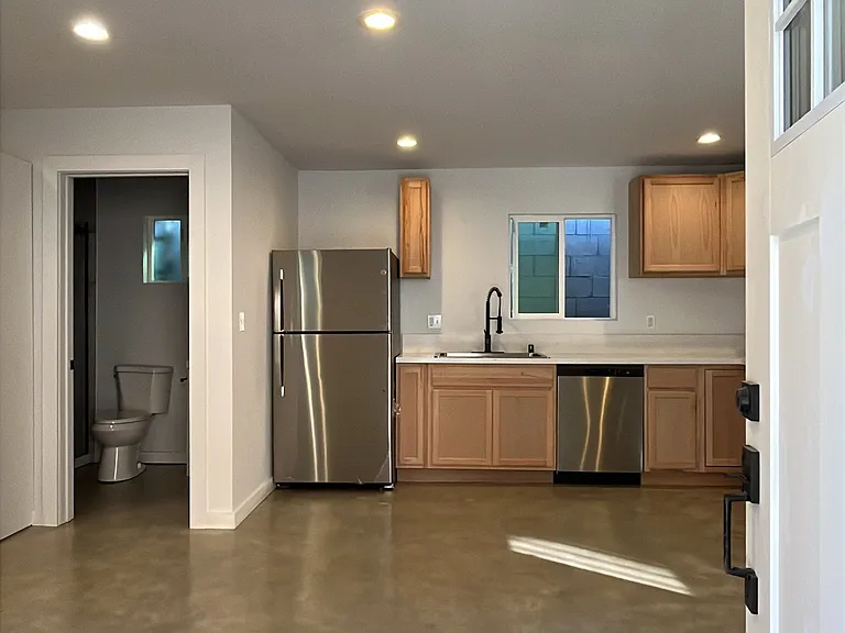 216 N Burlington Ave #3/4 — Photo 2