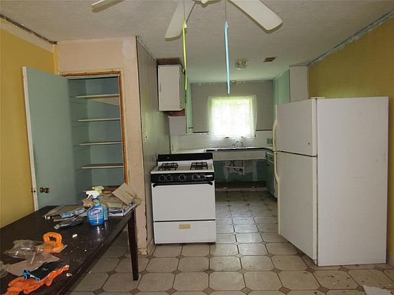 4th image of 904 Glenmore Dr