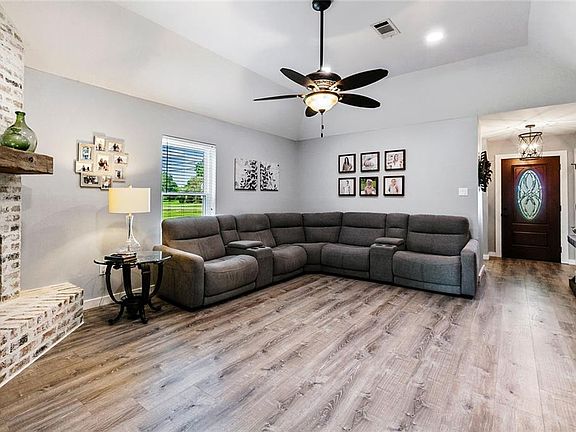3rd image of 315 Davis Dr
