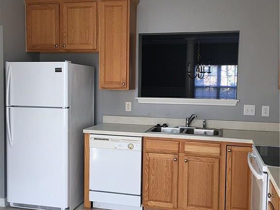 3rd image of 140 Queensberry Ct