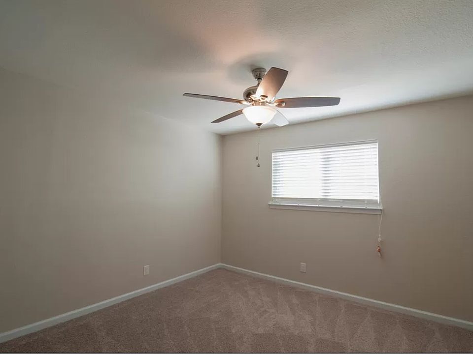 2nd image of 912 Blue St