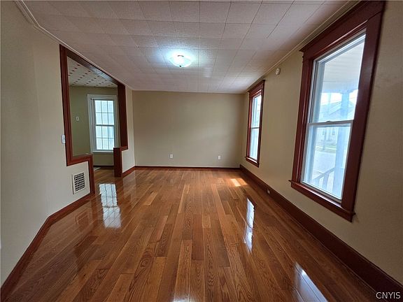 5th image of 601 Eagle St
