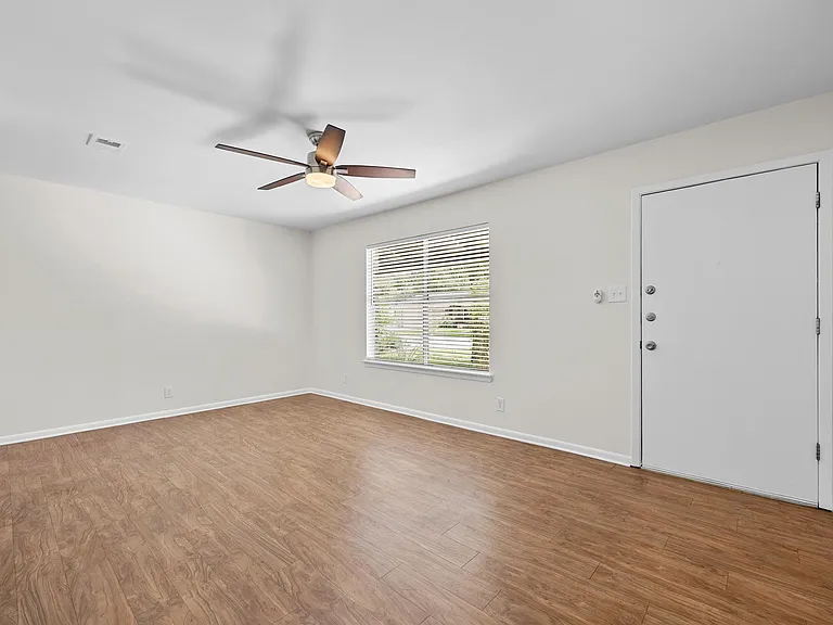 8600 Hathaway Dr — Photo 9