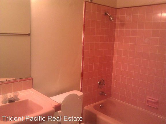 4th image of 810 G Ave APT E