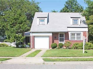 38 Cedarlawn Blvd, Valley Stream, NY 11580