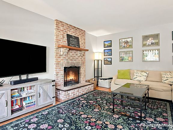 5th image of 292 Mayflower Ct