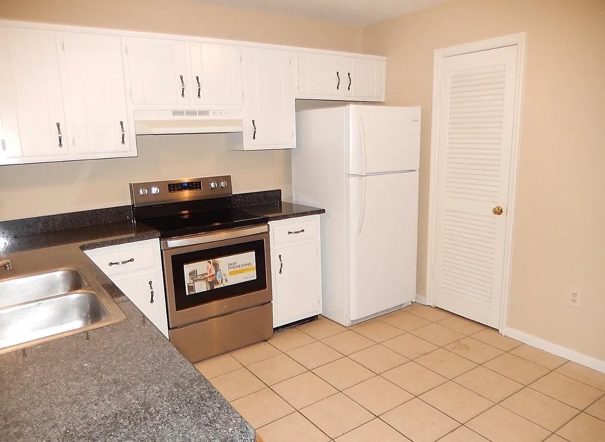 2 bed, 1.5 bath, 960 sqft, $1,200 — Photo 3