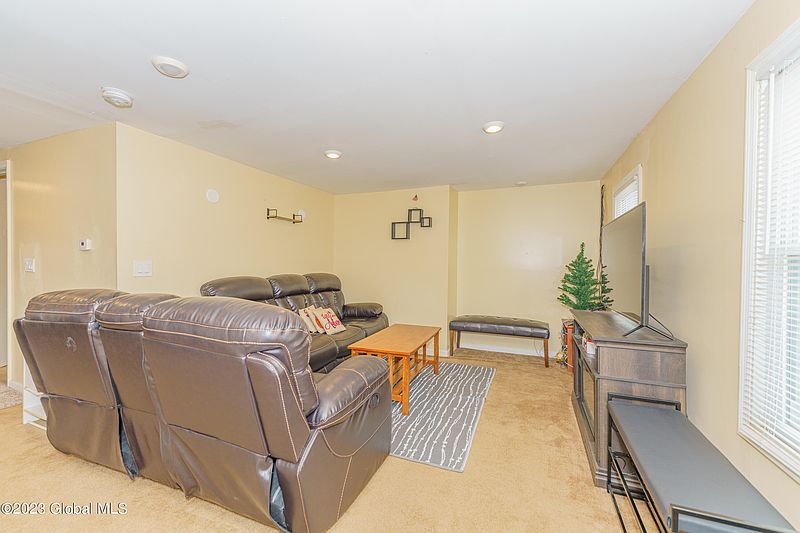 4th image of 479 Elk Street