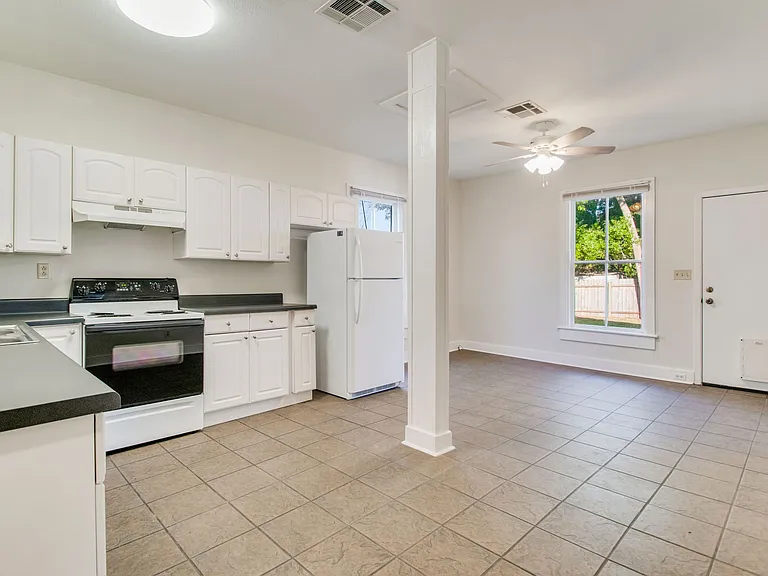 1224 E Strong St — Photo 21