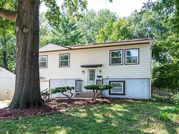 9930 England Dr, Overland Park, KS 66212