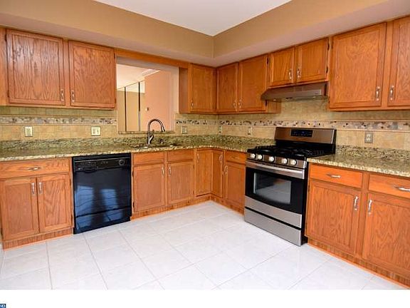4th image of 303 Pine St