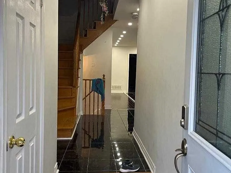 32 Dooley Cres #MAIN FLOOR — Photo 2