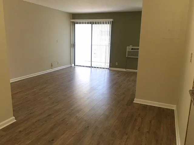 Burbank 300 E. Tujunga - 2-Room Studios — Photo 18