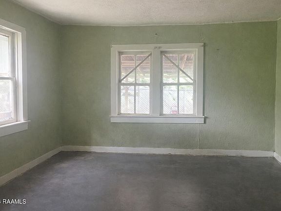 5th image of 3042 Railroad St