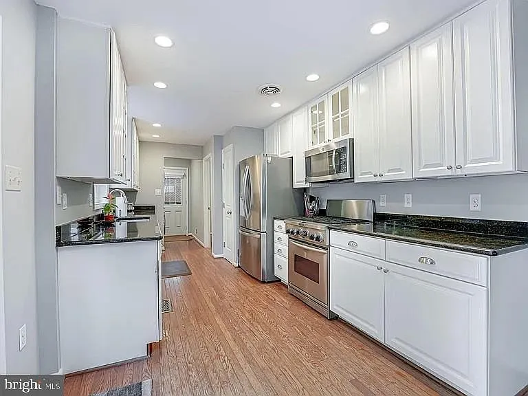2221 Senseney Ln — Photo 4