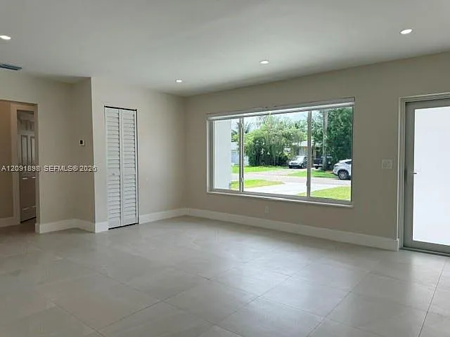 Biscayne Court — Photo 2