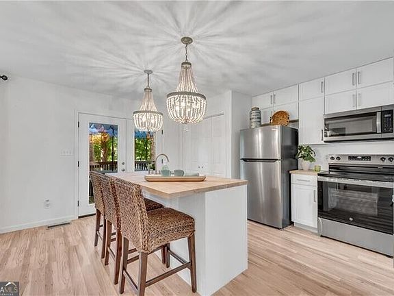 3rd image of 140 Julia Ann Cir