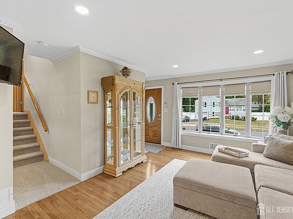 5th image of 199 W Elmwood Dr