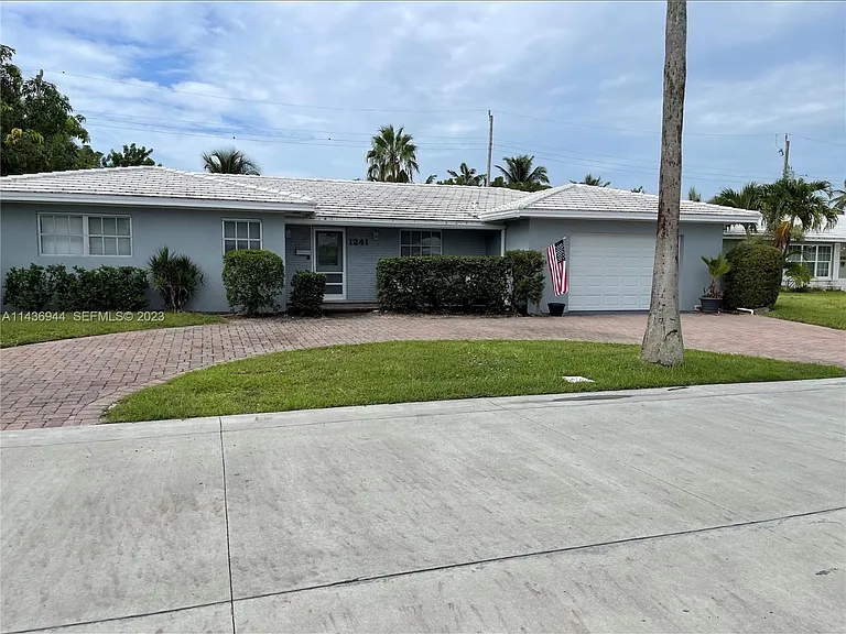 1241 Manor Dr — Photo 1