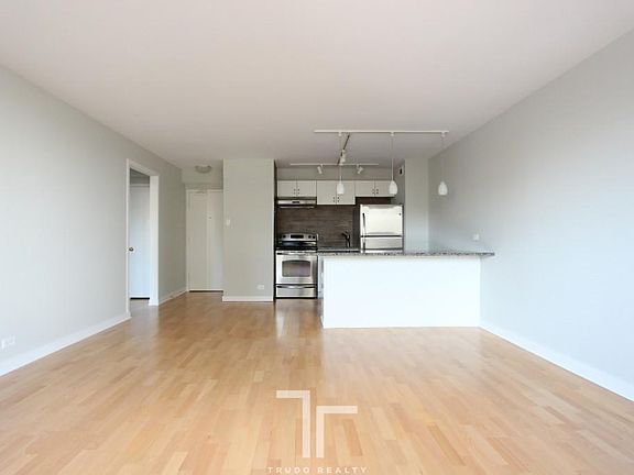 5th image of 445 W Wellington Ave APT 11F