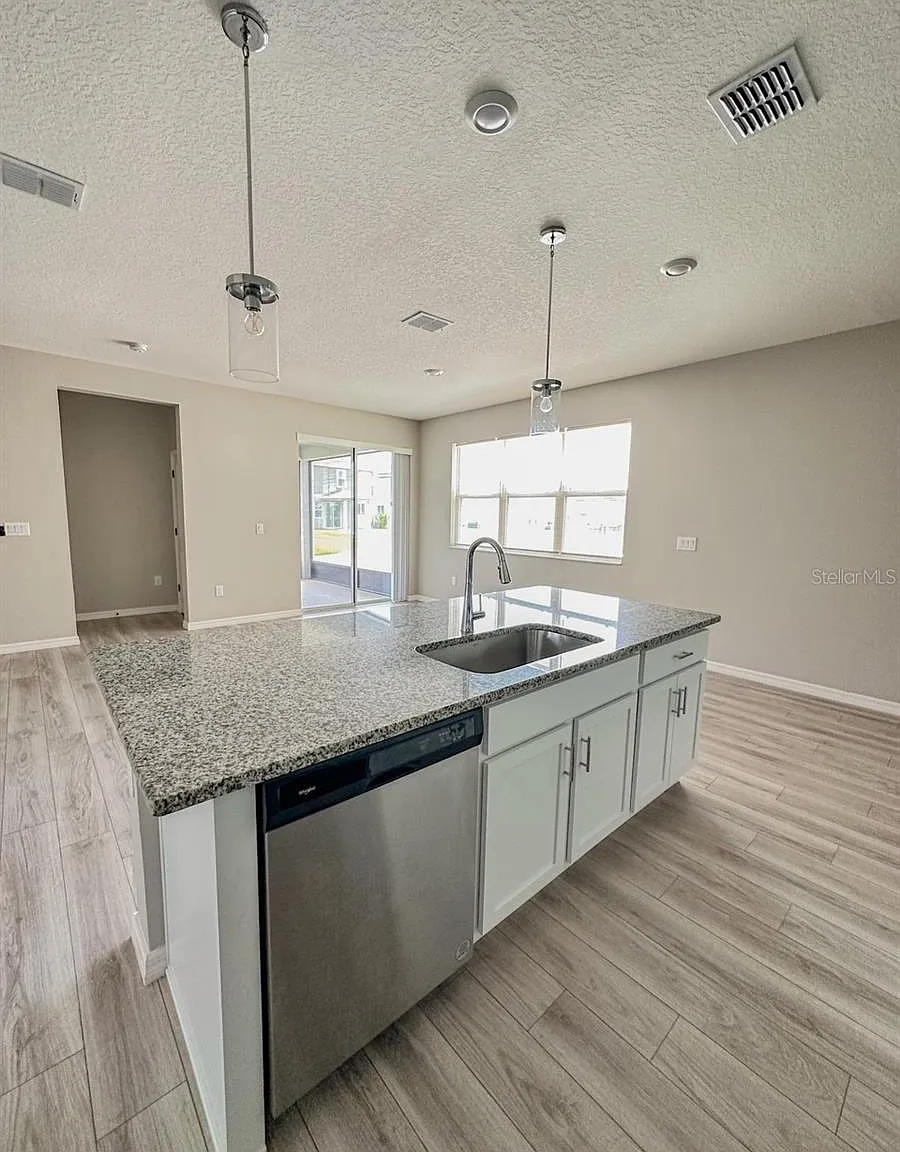 4 bed, 2.0 bath, 1675 sqft, $2,350 — Photo 3