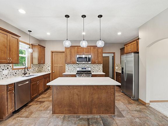 4th image of 11950 Castle Rock Ct N