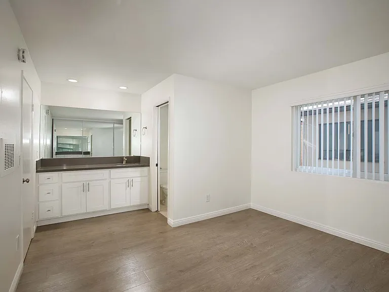 441 W Burchett St — Photo 30
