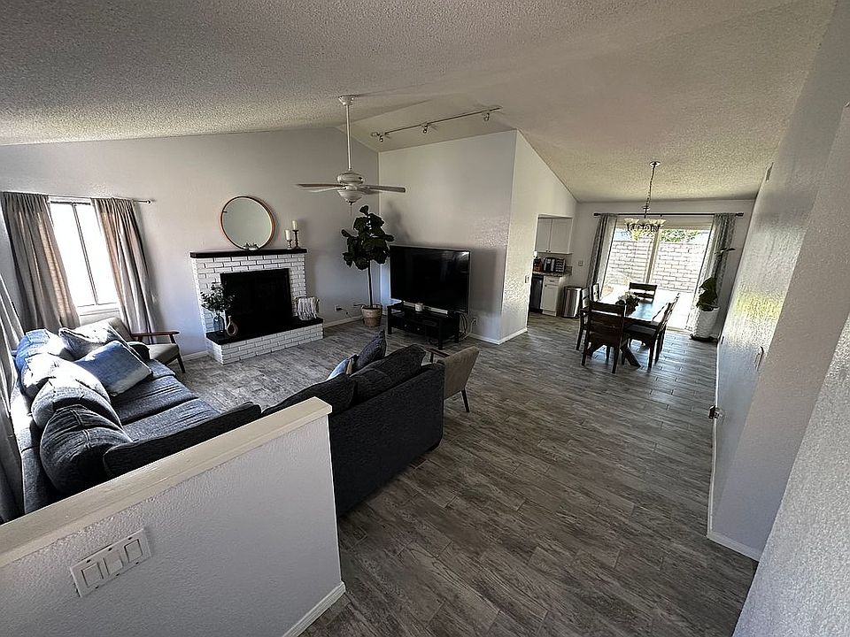 Living room/Dining area