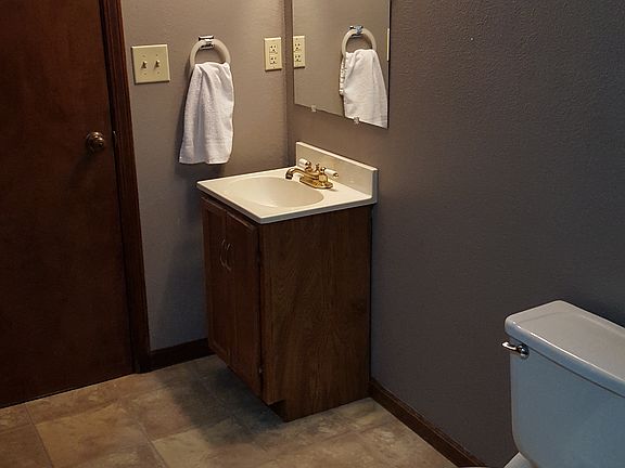 1/2 bath / utility 