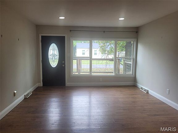 4th image of 204 Easy St