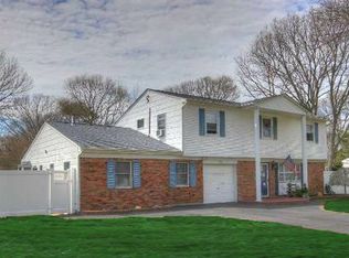 68 Woodview Ln, Centereach, NY 11720
