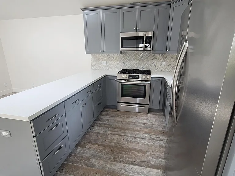 704B Laurel Ave — Photo 12