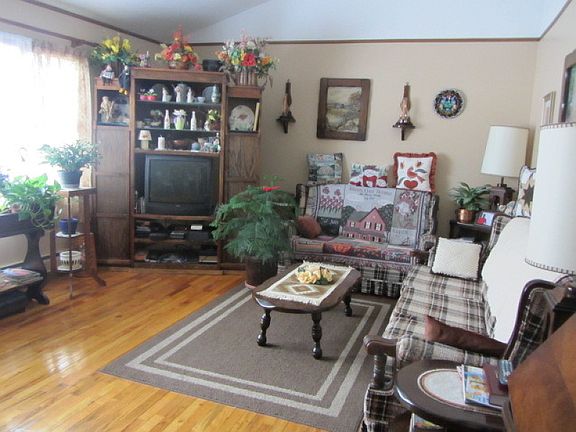 2nd image of 18 Beaver Brook Dr