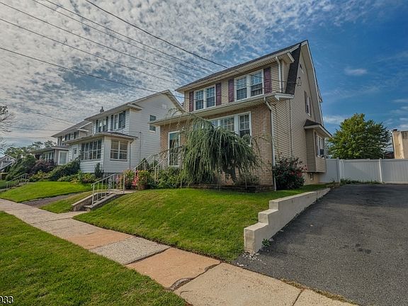 3rd image of 925 Summit Street