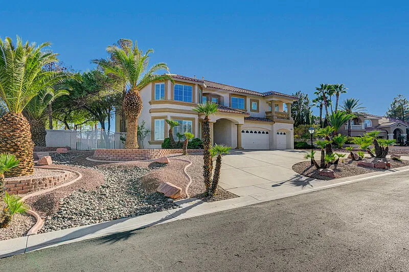 5 bed, 3.0 bath, 4964 sqft, $5,900 — Photo 4