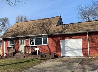 15 E Beech St, Central Islip, NY 11722