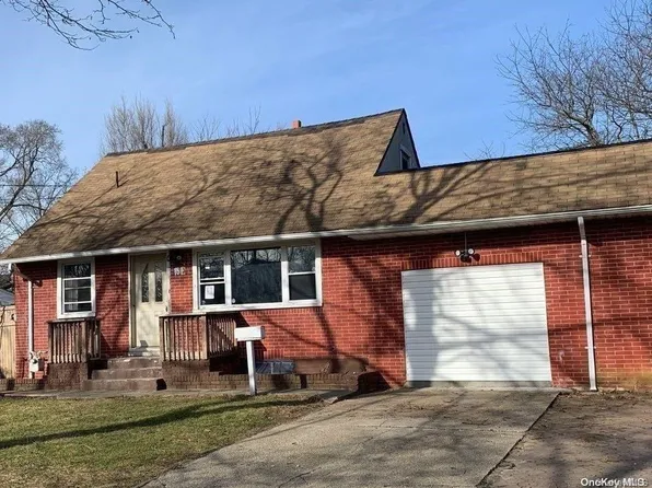 15 E Beech Street, Central Islip, NY 11722