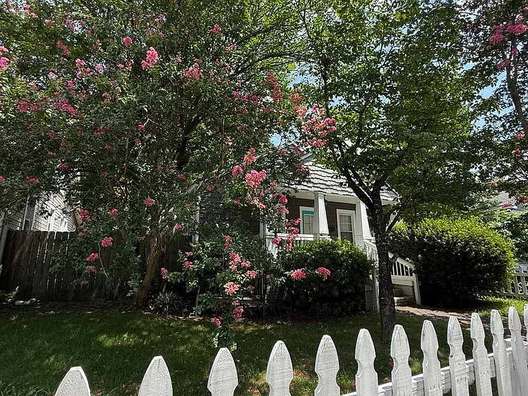 1724 Hawthorne Ln — Photo 4
