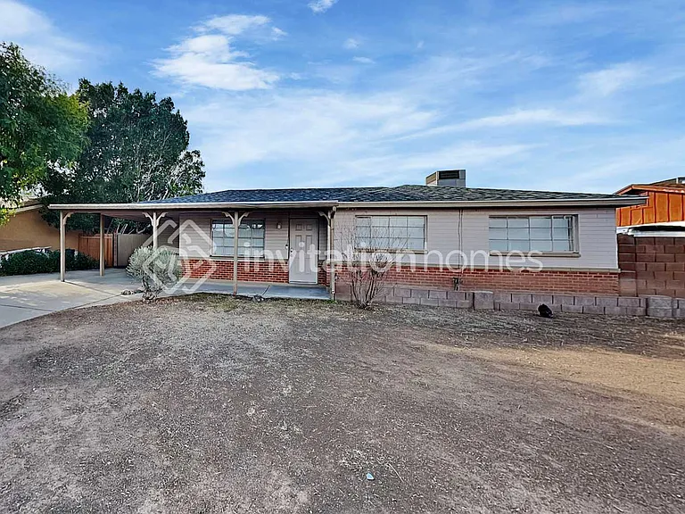 2307 W Freeway Ln — Photo 1