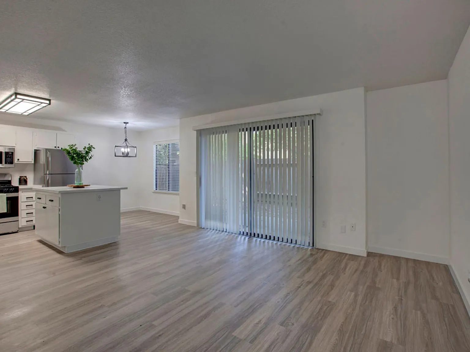 St. George Apartments — Photo 4