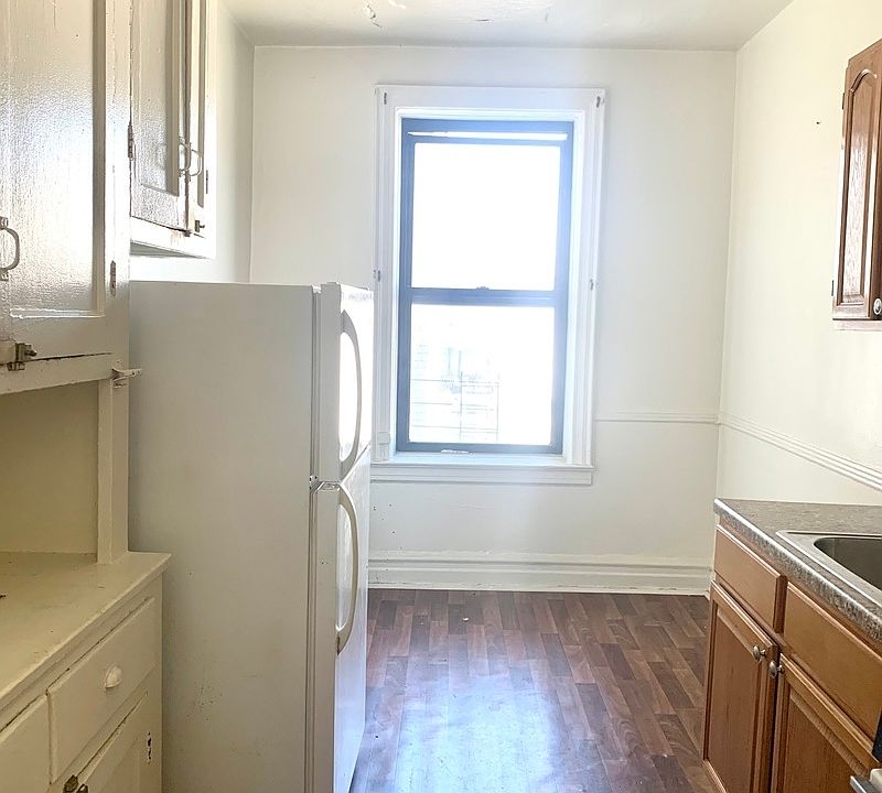 2nd image of 491 E 52nd St #D9