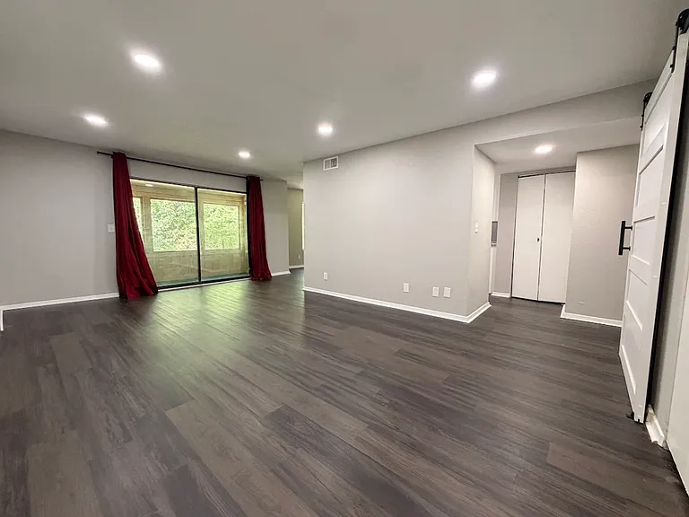 225 Seasons Pkwy — Photo 2