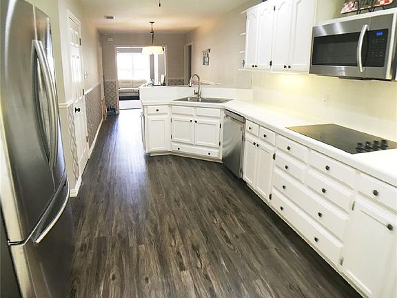 2nd image of 300 Las Plumas Dr