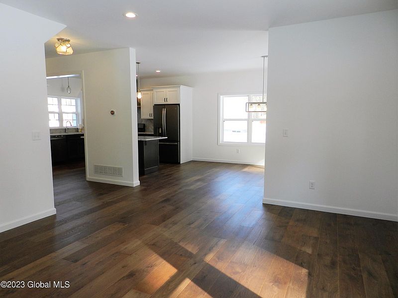 3rd image of 19 Southwoods Road
