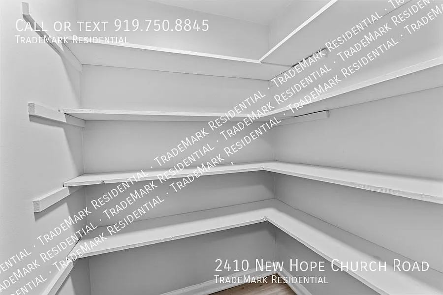 Bright & Airy 2BR/2BA Duplex Pet Friendly! — Photo 4