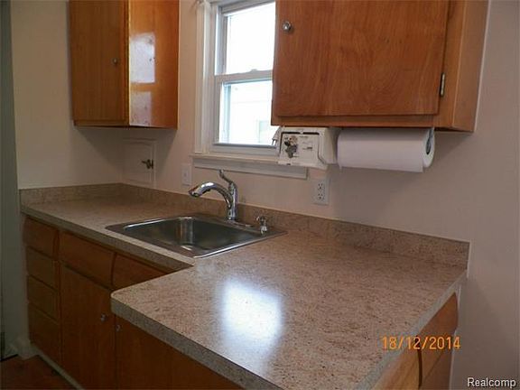 5th image of 28552 Elmwood St