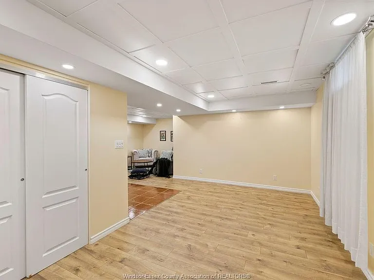 534 Michael Cres — Photo 36