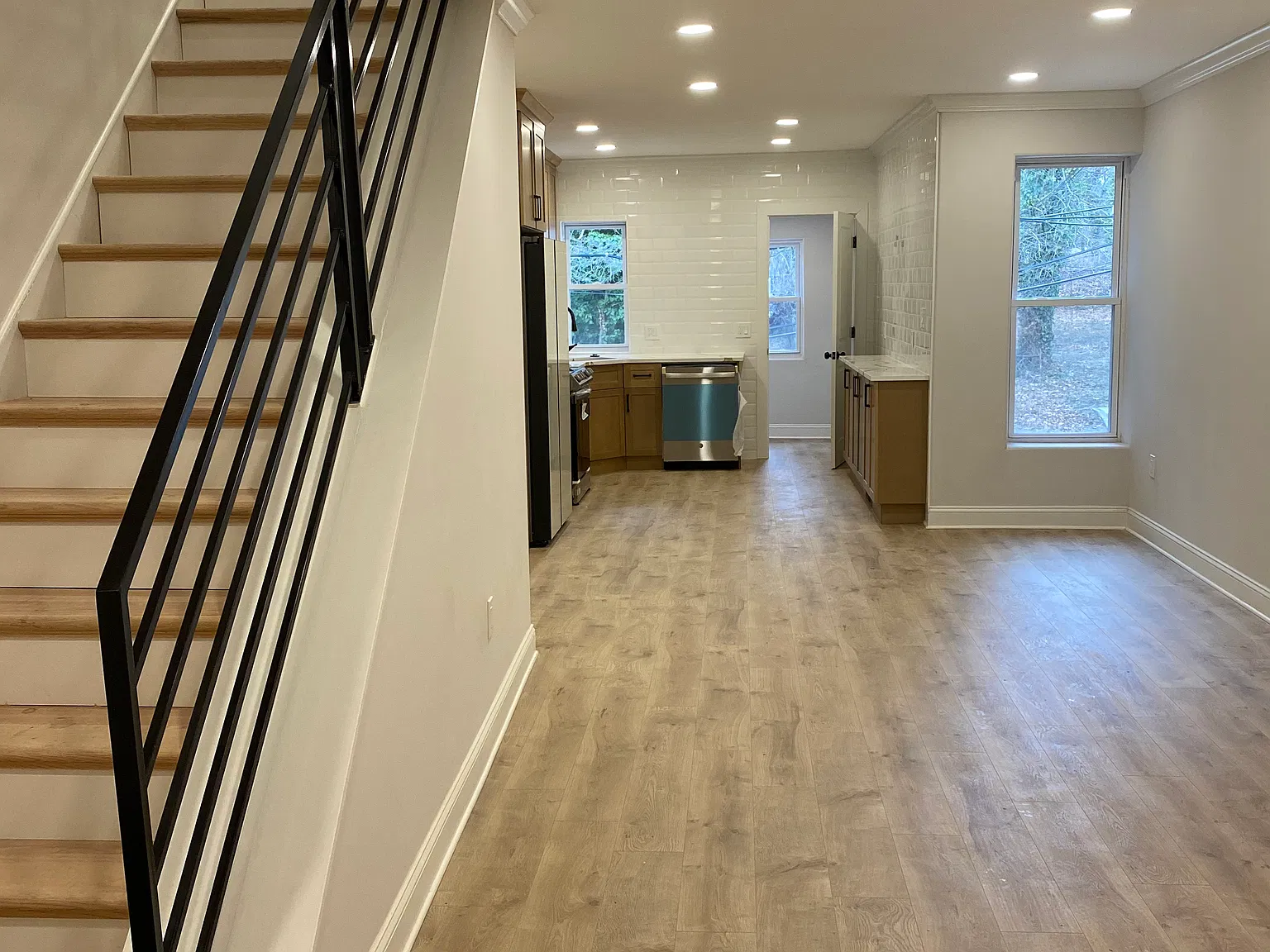 3 bed, 1070 sqft, $2,100 — Photo 1