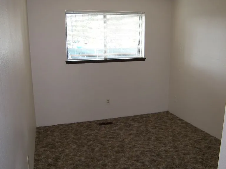 8775 SW Locust St #1-14 — Photo 4